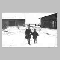 065-0021 Der Hof von Emil Rose im Winter 1943. Rechts der Pferdestall, links die Scheune. Im Bild die Kinder Karin und Manfred Rose..jpg